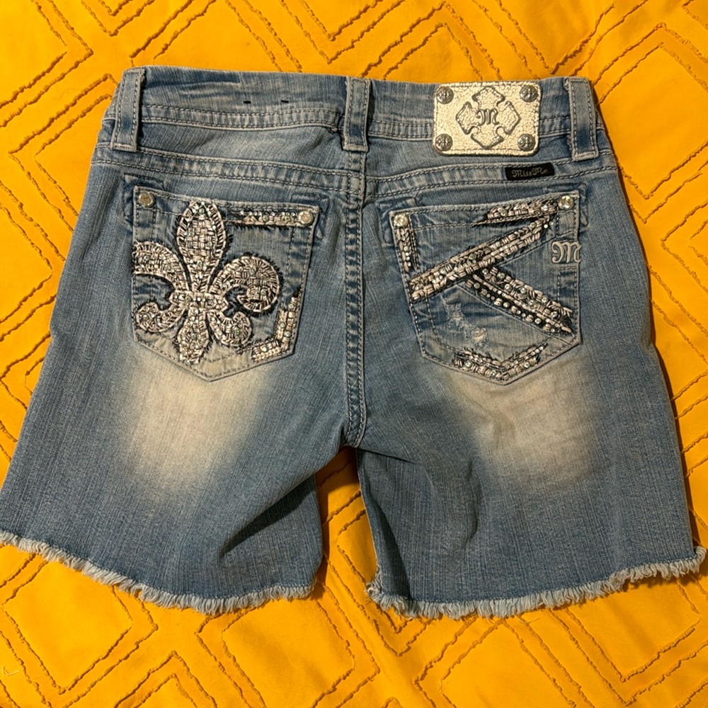 ADORABLE Miss Me Mid Rise MIDI Shorts Bling Sparkle Distressed 29 Stretch